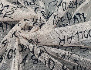 Siatka Tiul Jasno Beżowa z Czarnymi Literkami MXHXMX1182NU