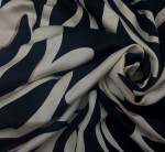 TKANINA WISKOZA WZÓR BIAŁO BEŻOWE LIŚCIE NA CZARNYM TLE ID556/0000002