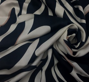 TKANINA WISKOZA WZÓR BIAŁO BEŻOWE LIŚCIE NA CZARNYM TLE ID556/0000002