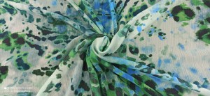 TKANINA SZYFON YORYO KOLOROWE CENTKI PLAMY NA SELEDYNOWYM TLE DG 19101 V.5