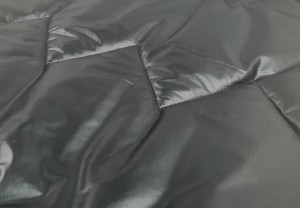 Tkanina Kurtkowa Pikowana z Ocieplaczem Wzór Trójkąty DU5745/1BLACK