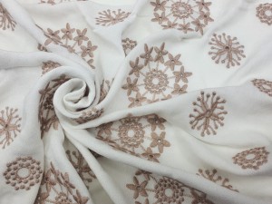 TKANINA WISKOZA HAFTOWANE BEŻOWE KWIATKI NA BIAŁYM TLE IDMP443200CL1/WHITE