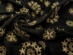 TKANINA WISKOZA HAFTOWANE BEŻOWE KWIATKI NA CZARNYM TLE IDMP443200CL2/BLACK