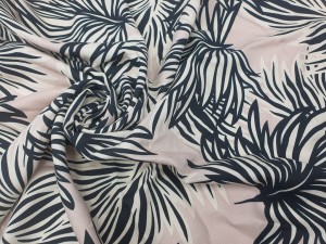 TKANINA WISKOZA WZÓR CZARNE LIŚCIE NA BEŻOWYM TLE ID557/0000001