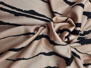 TKANINA WISKOZA WZÓR CZARNE ESY FLORESY NA CAPPUCCINO TLE ID554/0000001