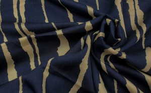 TKANINA WISKOZA WZÓR BEŻOWE ESY FLORESY NA GRANATOWYM TLE ID554/0000002