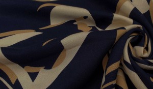 TKANINA WISKOZA WZÓR BEŻOWE ESY FLORESY NA GRANATOWYM TLE ID558/0000001