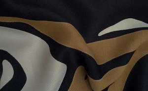 TKANINA WISKOZA WZÓR KREM CAPPUCCINO ESY FLORESY NA CZARNYM TLE ASF795 V.12